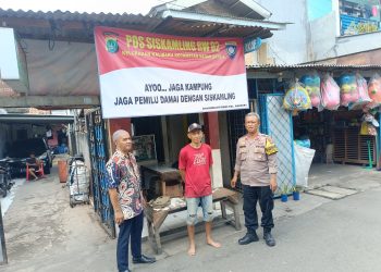 Kapolsek Medan Satria Berikan himbauan Pemilu Damai melalui Pemasangan Spanduk di Poskamling