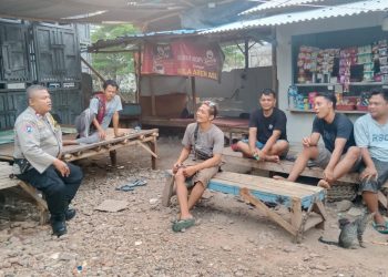 Bhabinkamtibmas Muara Angke Ajak Sopir Pengangkut Ikan Menjaga Kamtibmas dan Persatuan di Tahun Pemilu