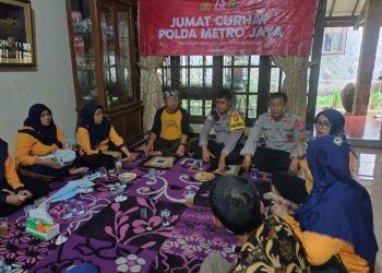 Jumat curhat, Wakasat Binmas di sela kegiatan PSN mengajak Ibu – ibu kader Jumantik proaktif tingkatkan kesadaran keamanan lingkungan