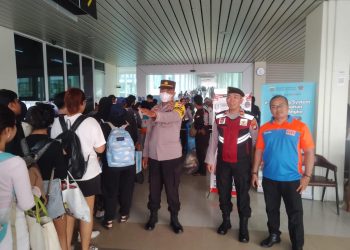 Anggota Pos Pelayanan Kali Adem Ops Lilin Jaya 2023 Amankan Keberangkatan Kapal di Pelabuhan Muara Angke