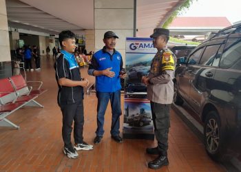 Bhabinkamtibmas Ajak Para Pengemudi Taksi Online untuk Bersama sama Jaga Kamtibmas Kondusif di Wilayah Bandara Soekarno-Hatta