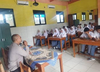 Bhabinkamtibmas Desa Kertamukti Aiptu Aan Supriatna Menginspirasi Pelajar melalui Kegiatan “Police Goes To School” dan LDKS di SMK TON’s Cibitung