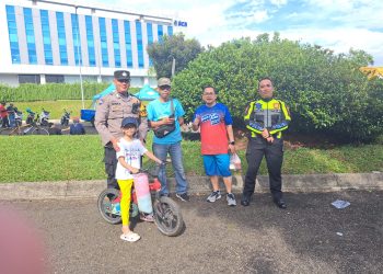 Bhabinkamtibmas Pondok Jaya Bantu Pertemukan Anak Yang Terpisah Dengan Ortu Saat Car Free Day