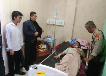 Empati dengan warga, Panit Binmas Polsek Cempaka Putih jenguk warganya yang sakit.