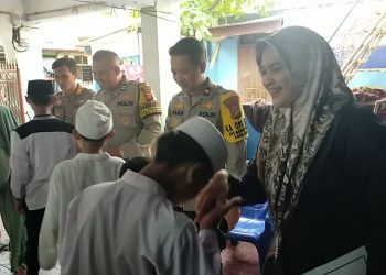 Polisi berbagi dengan santunan kepada anak yatim dan kaum dhuafa