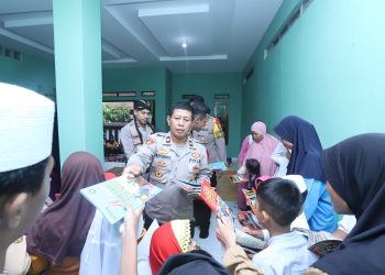 Giatkan Minat Baca, Kapolsek Mampang Bagikan Buku Ke Yayasan Yatim Piatu