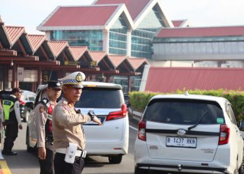 Berikan Rasa Aman dan Cegah Kemacetan,Personil Gabungan Satlantas Polresta Bandara Soekarno-Hatta Atur Lalulintas