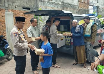 Polisi di Cakung bagikan makanan gratis ke jemaah dalam Jumat peduli Polres Metro Jakarta Timur