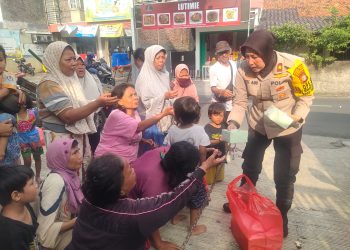 Polsek Kramat Jati bagikan makanan kepada puluhan pemulung dan manusia gerobak di Jl. Raya Condet