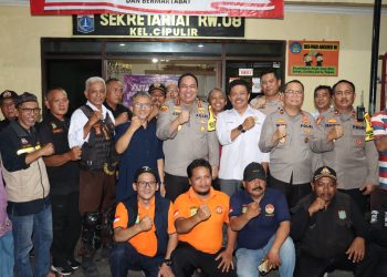 Kapolres Jaksel Asistensi di Pos Kamling Wilayah Kebayoran Lama: Ajak Warga Jaga Situasi dan Pemilu Damai