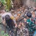 Adanya Sampah Menyumbat di Saluran Rumah Pompa Air, Bhabinkamtibmas dan Babinsa Dengan Sigap Turun Bersihkan Sampah