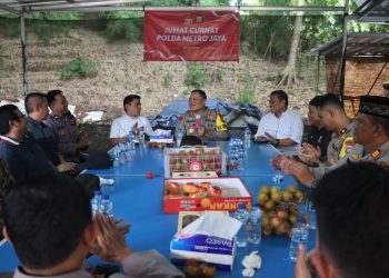Pererat hubungan emosional dengan Masyarakat, Kapolres Tangerang Selatan Turun Langsung Hadiri Giat Jumat Curhat