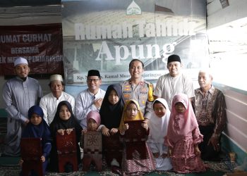 Penuhi Permintaan Anak Nelayan, Kapolres Metro Jakut Serahkan Puluhan Meja Al-Quran