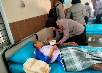 Kepekaan Seorang Ibu, Polwan Polres Metro Bekasi Kota Bantu Warga Dan Pasien