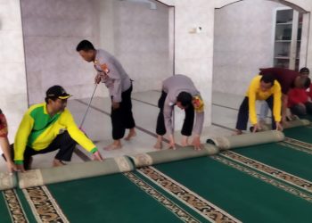 Jumat peduli, Polsek Ciracas bersih – bersih tempat ibadah bersama warga