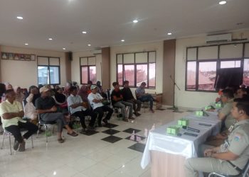Bhabinkamtibmas Pulau Kelapa Sampaikan Pentingnya Netralitas TNI/Polri dalam Rapat Pembinan Netralisasi Kemasyarakatan