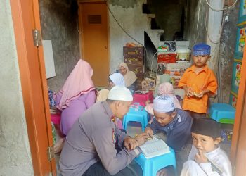 Polisi ini rutin mengajar ngaji Al Qur’an, Iqro dan tajwid kepada anak slum area