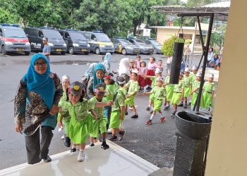 Polisi Sahabat Anak, Polsek Pulogadung kenalkan tugas, seragam hingga mobil dinas Pak Polisi