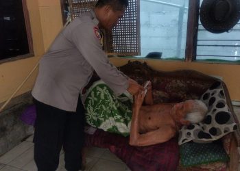 Bhabinkamtibmas Desa Cicau Tunjukkan Kepedulian Terhadap Warganya yang Sakit dan Jompo