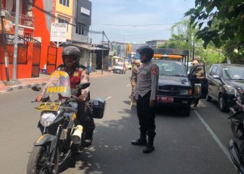 Polres Metro Tangerang Kota Dampingi Bawaslu Tertibkan APK di Masa Tenang