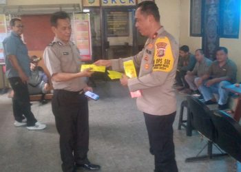 Jaga stamina, Kapolsek bagikan multivitamin ke anggotanya