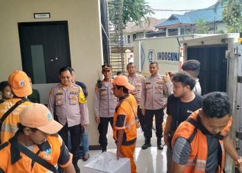 Kapolsek Duren Sawit cek pendistribusian Logistik Pemilu 2024, pastikan berjalan aman dan lancar