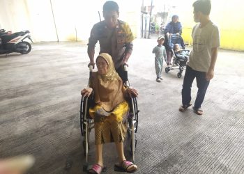 Wujudkan pemilu 2024 yang damai, aman dan sejuk, Bhabinkamtibmas bantu warga disabilitas ke lokasi TPS