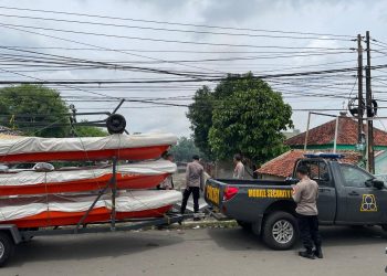 Sat Samapta Polres Tangerang Selatan Kirim 3 Unit Perahu untuk Antisipasi Banjir di Perumahan Maharta Pondok Aren