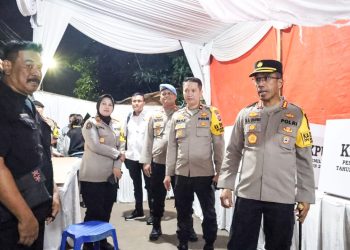 Pastikan pengamanan berjalan lancar, Kapolres kontrol TPS rawan banjir di Jakarta Timur
