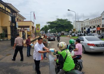 Polsek Kelapa Dua Bagikan 60 Paket Nasi Kotak dalam Rangka Jum’at Berkah