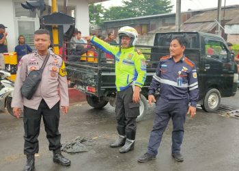 Respon Cepat Unit Lalulintas Polsek Serpong Menangani Mobil Mogok di Perlintasan Kereta Api