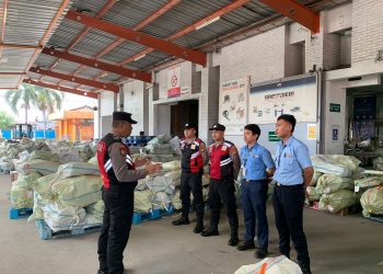 Personil Polsubsektor Terminal Kargo Bandara Soekarno-Hatta Gelar Patroli Gabungan di Area Gudang Logistik