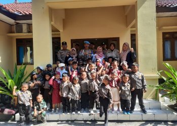 Polsek Kepulauan Seribu Selatan Kenalkan Dunia Polisi pada Anak-anak Pulau Tidung