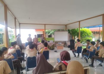 Polisi Binluh di SMA 88 Jakarta , sosialisasi tentang bahaya kenakalan remaja, narkoba dan tawuran antar pelajar