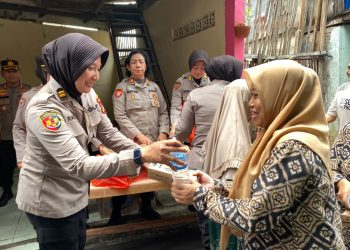 Polres Metro Jakarta Timur bagikan 300 paket nasi box kepada warga Kelurahan Kampung Melayu
