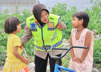 Polwan Berhati Baik Berikan Motivasi dan Ajakan Berniat untuk Mau Sekolah Kepada Anak Pemulung