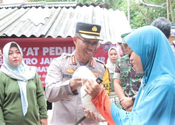 Polres Metro Jaktim Adakan Jumat curhat dan Jumat Peduli Serta Salurkan Bantuan Beras Kepada Warga Slum Area