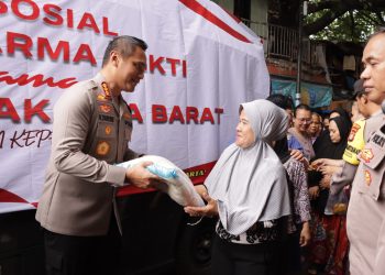 Bersama Vihara Dharma Bakti, Polres Metro Jakarta Barat Salurkan Bantuan Sosial di Tamansari
