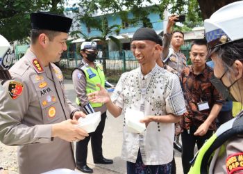 Polres Metro Depok Berikan Bantuan Kepada Pemulung di Kecamatan Sukmajaya