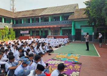 Police Go to School Sat Binmas Polres Tangerang Selatan Bimbing dan Sosialisasikan Bahaya Kenakalan Remaja di SMK Negeri 1