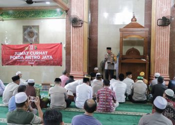 Jumat Keliling di Masjid Al-Amin, Kapolres Metro Tangerang Kota Serahkan Cindra Mata