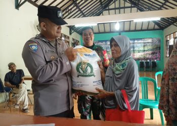 Babhinkamtibmas Polsek Ciputat Timur Amankan Pendistribusian Bantuan Pangan di Kelurahan Sawah Baru