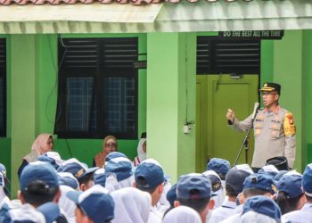 Kapolres Metro Jaktim Dan PJU Jadi Irup Di Sekolah Dalam Program ” Senin Pintar”