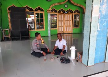 Bhabinkamtibmas Pulau Lancang Jalin Silaturahmi dengan Tokoh Agama untuk Tangkal Radikalisme Pasca Pemilu 2024