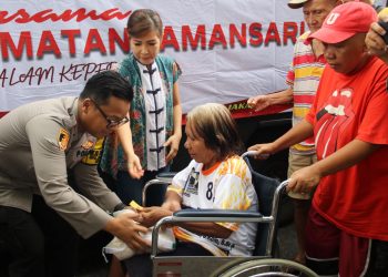 Tebar Kebaikan Berbagi Kepada Sesama, Polisi Salurkan 300 Paket Sembako Untuk Masyarakat Kaum Disabilitas di Vihara Darma Bakti
