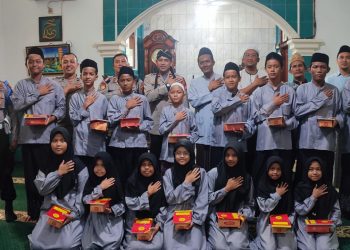 Polsek Mampang Berikan Santunan kepada Anak Yatim Piatu di Masjid Al-Ikhlas