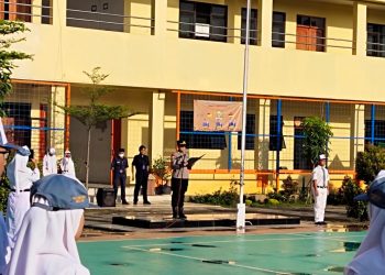 Kasium Polres Metro Bekasi Pimpin Upacara Bendera dan Sampaikan Pesan Kamtibmas di SMK 1 Cibitung
