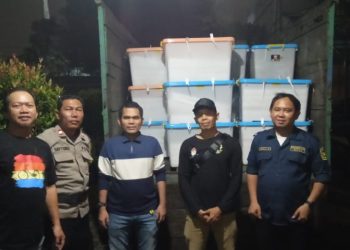 Personil Polres Tangsel Lakukan Pengawalan Kotak Hasil Pleno dari PPK Ciputat Timur