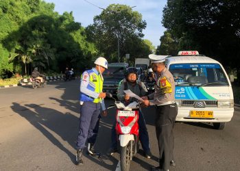 Kasat Lantas Penyuluhan dan pembagian brosur Ops Keselamatan jaya 2024 kepada pengendara bermotor
