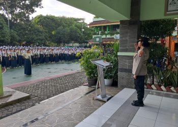 Polwan Polres Metro Jaktim jadi pembina upacara pada Senin Cerdas di SMP N 252 Jakarta